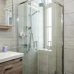Zoe's - Modern By The Port & Apartment