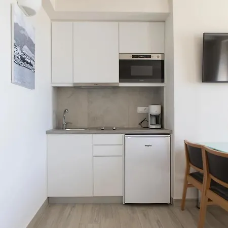 Zoe's - Modern By The Port & Apartment