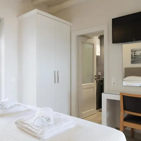 Zoe's - Modern By The Port &