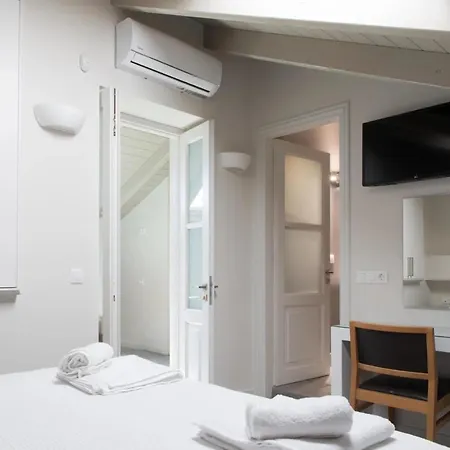 Zoe's - Modern By The Port & Daire Karystos (Evia)