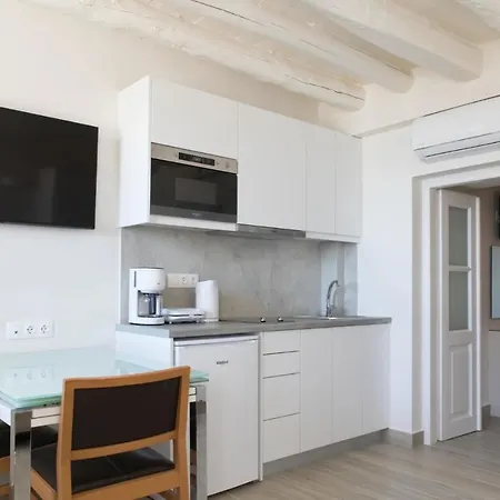 Zoe's - Modern By The Port & Daire