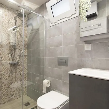 Zoe's - Modern By The Port & Daire Karystos (Evia)