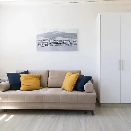 Zoe's - Modern By The Port &