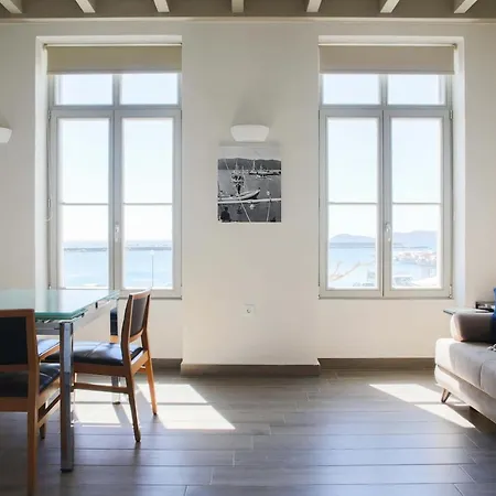 Zoe's - Modern By The Port &