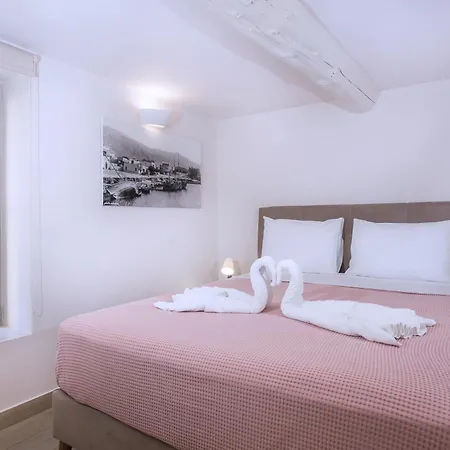 Zoe's - Modern By The Port & Apartment