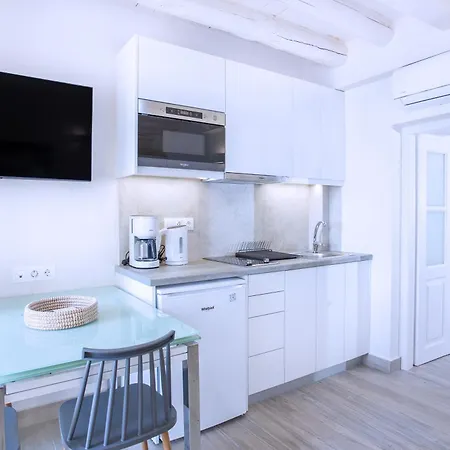 Zoe's - Modern By The Port & Apartment