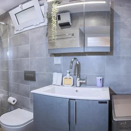 Zoe's - Modern By The Port & Apartment Karystos (Evia)