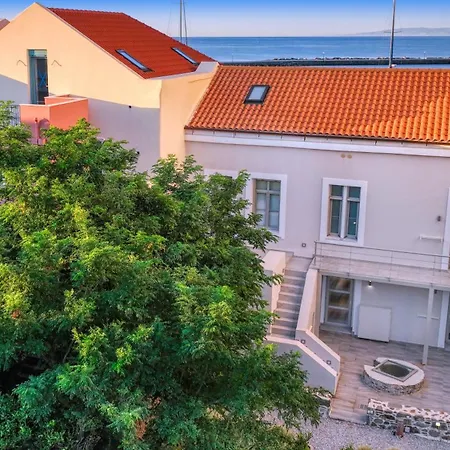 Zoe's - Modern By The Port & * Karystos (Evia)