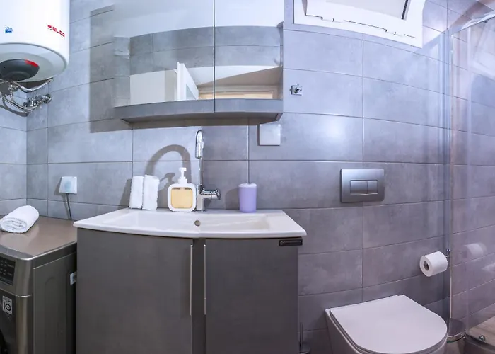 Zoe's - Modern By The Port &