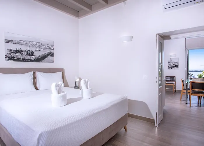 Zoe's - Modern By The Port &