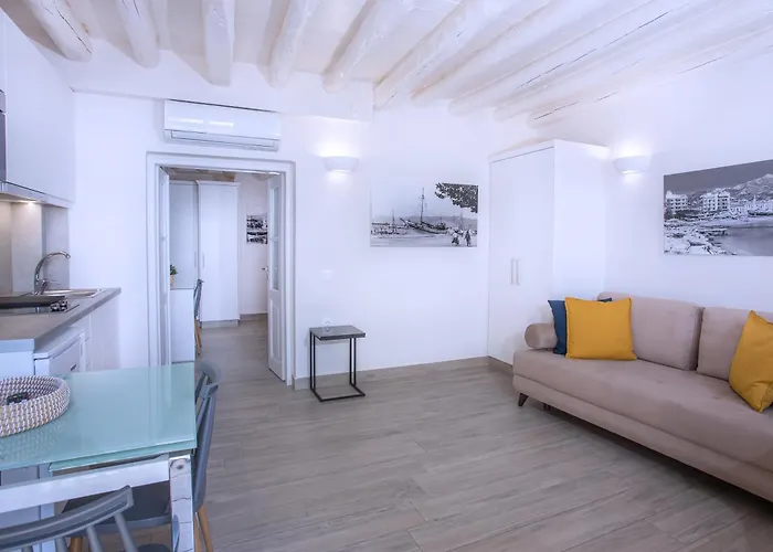 Zoe's - Modern By The Port &