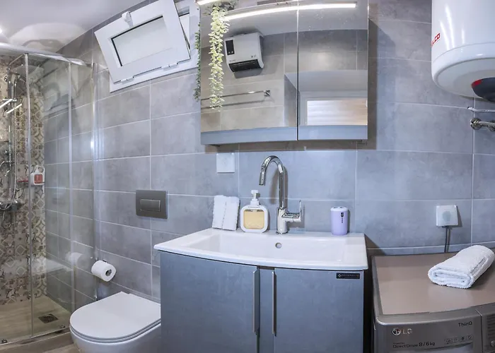 Zoe's - Modern By The Port & Appartamento Karystos (Evia)