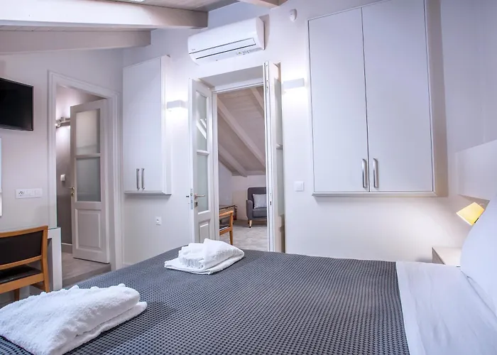 Zoe's - Modern By The Port & *