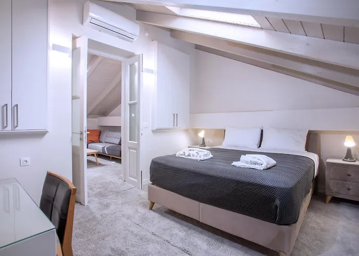 Zoe's - Modern By The Port & Appartamento Karystos (Evia)