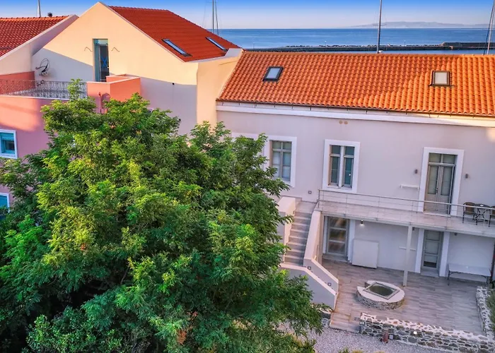 Zoe's - Modern By The Port & * Karystos (Evia)